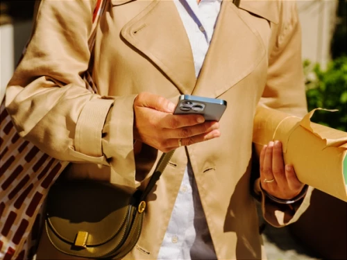 Person på farten logger inn med biometri